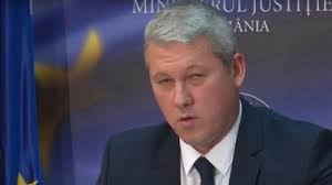 PREDOIU DA LIBER LA RACOLAREA MAGISTRATILOR DE CATRE SERVICII – Inimaginabil: lucratorii serviciilor de informatii vor avea mana libera sa racoleze magistrati. Ministrul Justitiei Catalin Predoiu a eliminat din lege prevederea privind