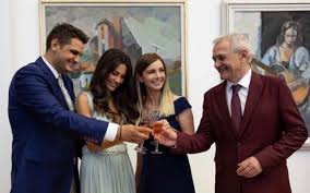 1 day ago · la nivelul abdomenului, tinerei i se conturează proeminent o burtică de gravidă. Dragnea E In Culmea Fericirii Ce A Postat Iubita Acestuia Imaginea A Devenit ViralÄƒ Capital