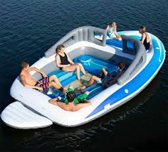 Ce Bateau Gonflable De Taille Reelle Vous Fera Sentir Comme Un Millionnaire Cool Pool Floats Lake Floats Summer Pool Floats