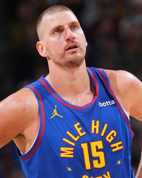 Nikola Jokić vient de faire ce que PERSONNE n'a jamais fait ! 👏 Nikola  Jokic continue de redéfinir les standards de la NBA. Cette saison, le pivot  des Denver Nuggets devient le