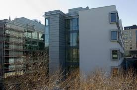 Ved elvebakken videregående skole er det opparbeidet et atrium, to takterrasser og skolegård mot akerselva. Elvebakken Videregaende Skole Historien Om Kulturpunkt