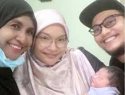 Anak kedua penyanyi nora ariffin, alif johan, 20, meninggal dunia secara mengejut di kediaman keluarga, di sini, pagi tadi. Semoga Dapat Bertemu Arwah Baba Johan Dan Alif Luahan Sebak Nora Ariffin Atas Kehilanngan Orang Tersayang Teh Tarik Kaw