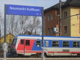 Neue Beschilderung Am Bahnhof Neumarkt Kallham Im Hintergrund Sieht Man Den Triebwagen 5047 Dieser Triebwagen Bedient Die Eingleisige Strecke Von Bahnbilder De