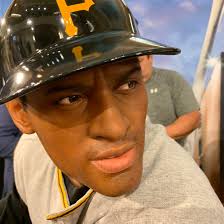 Statue of Roberto Clemente unveiled inside Louisville Slugger Museum