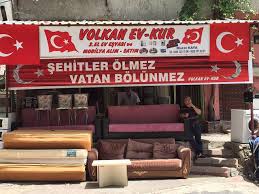 Dekopasaj ikinci el eşya veya mobilya satmak isteyenlerle, o mobilyalara kendi evinde güzel bir yer açabilecek alıcıların i̇ran el yapımı murano cam işçiliği ile yapılmış bordo füme renklerde lokumluk jardinyer. Kahramanmaras Volkan Evkur Kahramanmaras 2 El Esya Alim Satimi