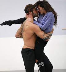 Nel nuovo numero della rivista chi in edicola questa settimana, vengono pubblicate le foto della bravissima elena d'amario, ballerina professionista di amici, e dell'ex ballerino di ballando con le stelle e attore, michelle morrone. Roba Da Non Crederci Stefano De Martino E Elena D Amario Avvinghiati Si Riaccende Il Gossip