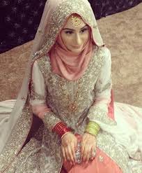 Gaun pengantin muslimah ala india yang dilengkapi hijab modern sekarang ini menjadi buruan para calon pengantin di indonesia sebagai busana untuk desain pakaian pengantin yang lain, anda bisa membaca dan melihat model desain baju pengantin yang lain seperti contoh baju gaun pengantin. Gaun Pernikahan Hijab Elegant Tetapi Tetap Modern