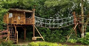 Ein Baumhaus Fur Kinder Im Garten Bauen Nutzliche Tipps Und Ideen Spielhaus Garten Kinder Baumhaus Baumhaus