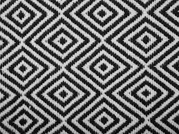 Kostenlose lieferung und 30 tage rückgabegarantie! Outdoor Teppich Schwarz Weiss 140 X 200 Cm Imircik Beliani De