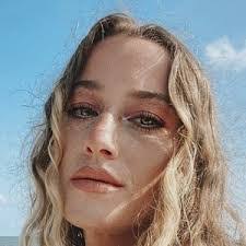 Taylor Blake's Instagram, Twitter & Facebook