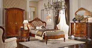 Quando pensiamo ad una camera da letto classico ci vengono in mente tessuti di velluto rosso, drappeggiato in viola, il blu e il verde che inondando le pareti. Camere Da Letto Classiche Valderamobili