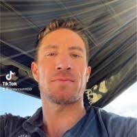 Aaron Vine's Instagram, Twitter & Facebook