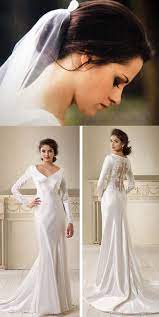 Bella's manolo blahnik schuhe swan embellished satin pump gibt es für $1,295.wer ganz im. Today S Celebrity Rundown 12 Photos Twilight Wedding Dresses Breaking Dawn Wedding Dress Bella Swan Wedding Dress