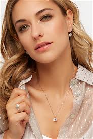 Let your personality *shine* with the Laurie earrings, necklace, and ring.  Laissez votre personnalité * briller * avec les boucles d'oreilles, le  collier et la bague Laurie.