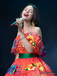 Esa zorrita esta inclinándose cada vez mas al mundo del erotismo, pues parece mas una actriz porno en su imagen y. Santa Barbara Style Angela Aguilar