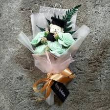 Tutup pot arau wadah tanam tadi dengan plastic transparan dan letakkan pada tempat yang teduh. 39 Teddy Bear Konvo Ideas Graduasi Gubahan Bunga Kraf