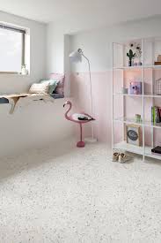 Terrazzo ist ein material, das zur dekoration von böden, wänden, objekten und möbeln verwendet wird. Terrazzo Ceppo Fliesen Floorify