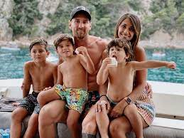 Uno scatto inedito del 1998 pubblicato dal giornale argentino la capital de mar del plata ritrae leo messi e la futura moglie e mamma dei suoi 3 figli antonella roccuzzo in spiaggia, quando avevano rispettivamente 10 e 9 anni, ma già molto affiatati. Lionel Messi Holidays With Wife Antonela Roccuzzo And Kids See Photos The Etimes Photogallery Page 35