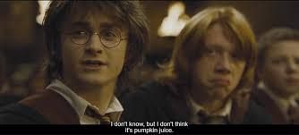En Harry Potter y el Cáliz de Fuego, Harry dice que lo que sea que Moody  esté bebiendo "no es zumo de calabaza". Eso es lo mismo que Hermione dice  sobre la