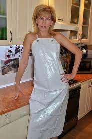 Hausfrau mit großer Gummischürze | Pvc schürze, Schürze, Plastikschürzen