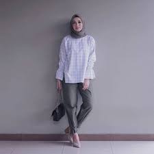Kaos seragam kerja, baju seragam kerja wanita, harga baju seragam kerja, model kaos seragam kerja tentunya pada umumnya perempuan sangat menginginkan tampil elegan dan modis dengan berjilbab asalkan tidak keluar dari koridor berhijab. 10 Gaya Hijab Untuk Kerja Mulai Dari Yang Formal Sampai Style Casual Seruni Id