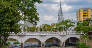 Se mantienen también algunos servicios que brindan hoy a diferentes entidades vinculadas con el enfrentamiento a la covid en apoyo al sistema de salud, como el traslado de pacientes para consultas y tratamientos especializados, con la inclusión de piqueras de taxis en los hospitales. Toque De Queda Y Ley Seca En Cali Por Contagios De Covid19