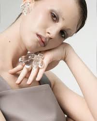 𝗠𝗘𝗧𝗔𝗠𝗢𝗥𝗣𝗛𝗢𝗦𝗜𝗦: 𝗧𝗛𝗘 𝗞𝗜𝗦𝗦 𝗢𝗙 𝗠𝗔𝗥𝗕𝗟𝗘 & 𝗙𝗟𝗘𝗦𝗛  The collection's palette is a play of light and shadow -cold beige like raw  marble, deep crimson like the memory imprinted