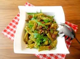 Ein spaghettisalat kommt als mitbringsel bei gartenpartys oder veranstaltungen im freundeskreis gut an. Rezept Mediterraner Nudelsalat Mit Pesto Und Getrockneten Tomaten