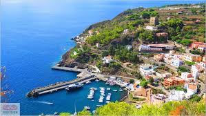 Ustica, situata al centro del mediterraneo davanti alla costa siciliana, è la parte emersa di un grande vulcano sottomarino, le cui colate laviche le conferiscono un colore particolarmente scuro. Ustica Italy Review