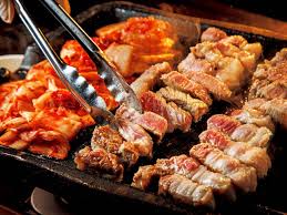 麻布十番『豚とんびょうし』。韓国本場のムードが漂う！甘い豚の脂がたまらないサムギョプサルが楽しめる人気店 | グルカレ by 東京カレンダー