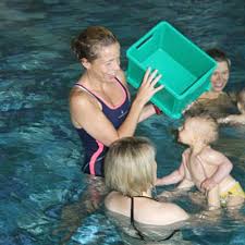 Denken sie aber daran, dass ein lautes, öffentliches schwimmbad ihr kleines verängstigen könnte. Ab Wann Babyschwimmen Und Warum Babyschwimmen Schwimmschule Beluga