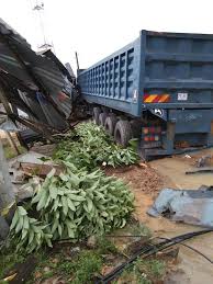 Tentukan ruang penyimpanan untuk roda dan peralatan untuk pembaikan kereta, serta ruang yang cukup untuk penyelenggaraan. Treler Muatan Bijih Besi Terbabas Rempuh Kedai Makan Sebelum Waktu Sarapan Pagi Wapcar