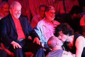 Após críticas a Exército por caso Pazuello, Carlos Bolsonaro associa Lula e  Defesa sob petista a beijo gay - 04/06/2021 - Poder - Folha
