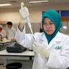 Salah satu perbezaan utama antara keduanya adalah bahawa kemanusiaan melibatkan pendekatan yang lebih kritikal dan analitik sedangkan sains sosial lebih banyak. 1