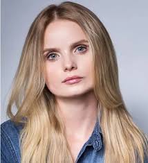 One of the best long hairstyles for older women with glasses is this gorgeous hairdo that keeps all your hair on one side. 80 Diy Simple And Easy Hairstyles For Long Hair Female 2021