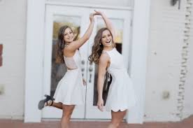 College Senior Pictures Twin Poses Twins Posing College Senior Pictures Poses