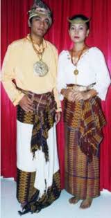 Baju amarasi bagi kau pria berupa selimut dari tenun ikat, baju bodo. 10 Pakaian Adat Ntt Pria Wanita Nama Penjelasan Gambar
