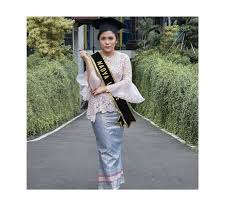 Padukan atasan kebaya brokat dengan long dress dari bahan kain satin yang melebar sampai ke mata kaki. 33 Inspirasi Model Baju Kebaya Modern Untuk Wisuda Updated 2021 Bukareview