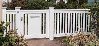 Einzeltor Holzpforte Weiss Lackiert Mit Integriertem Briefkasten Zubehor Klingel Und Briefschlitz Aus Edelstahl Holztor Zaune Und Tore Friesenzaun