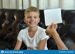 Sie ständig mit negativen oder sich aufdrängenden gedanken und zwangshandlungen beschäftigt sind. Psychologe Und Kind Prufung Des Kindes Boy Ubergibt Das Interview Und Die Prufung Psychologische Untersuchung Von Kindern Stockbild Bild Von Problem Buro 168302381