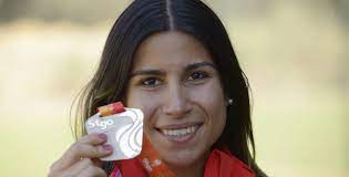 A los 3 años de edad, su padre la llevó al club de amigos que practican el deporte de tiro (modalidad skeet), donde comenzó a. Francisca Crovetto Tras Recibir El Premio Nacional Del Deporte 2019 Es Un Balsamo Al Corazon
