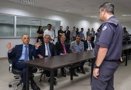 A história do copom começa em 1910, quando passou a operar o sistema de aviso telégrafo policial gamewell então, no mesmo ano, nasceu o atual centro de operações da polícia militar (copom). Na Capital Governador Visita Centro De Operacoes Da Policia Militar Governo Do Estado De Sao Paulo