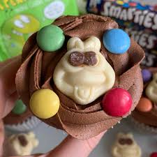 Now, colin is going one step further and comes in the form of button biscuits. Colin The Caterpillar Cupcakes