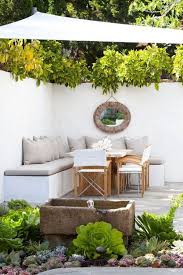 20 Kleiner Garten Im Innenhof Mit Gemutlichen Sitzgelegenheiten In 2020 Garten Gestalten Gartengestaltung Gartenecke