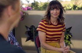 Linda Cardellini Is A Secret Style Icon In Dead To Me Primetimer Dead To Me Style Style Icon