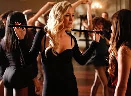 Lea michele meets kate hudson.and it ain't pretty. Glee Clip Kate Hudson And Lea Michele S Dance Off E Online