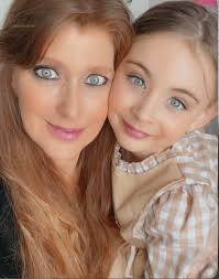 These magnetic eyes are amazing. The grumpy side eye cracked me up 😆