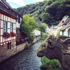 Mit ein wenig kondition ließe sich die radtour durch die eifel an einem tag bewältigen, doch warum? Monreal Das Schonste Dorf Der Eifel Sonne Wolken