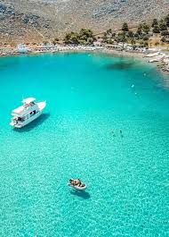 Κοντά στη φιλήσυχη παραλία της αγίας μαρίνας υπάρχουν αρκετά ξενοδοχεία, κατάλληλα να προσφέρουν ευχάριστη διαμονή σε οικογένειες. Symi Agia Marina Greece Beach Maldives Travel Greece Holiday