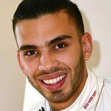 Manuel turizo zapata nació el 12 de abril de 2000 , en montería, colombia, y es un cantante, mejor conocido por ganar popularidad en la industria de la música con su exitoso sencillo una lady como tu, que también tuvo un video musical que fue muy popular en el sitio web youtube, ganando más de mil millones vistas. Biografia De Julian Turizo Edad Estatura Pack Novia Hermano Gemelo Laletrade Biografias Musica Y Letras